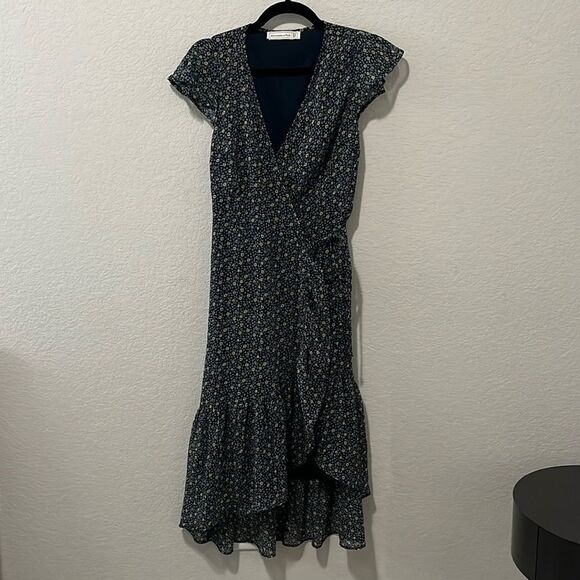 Abercrombie & Fitch Dresses & Skirts - ABERCROMBIE & FITCH Navy Floral Dress, with Flutter Sleeve + Ruffle Hem, Size XS